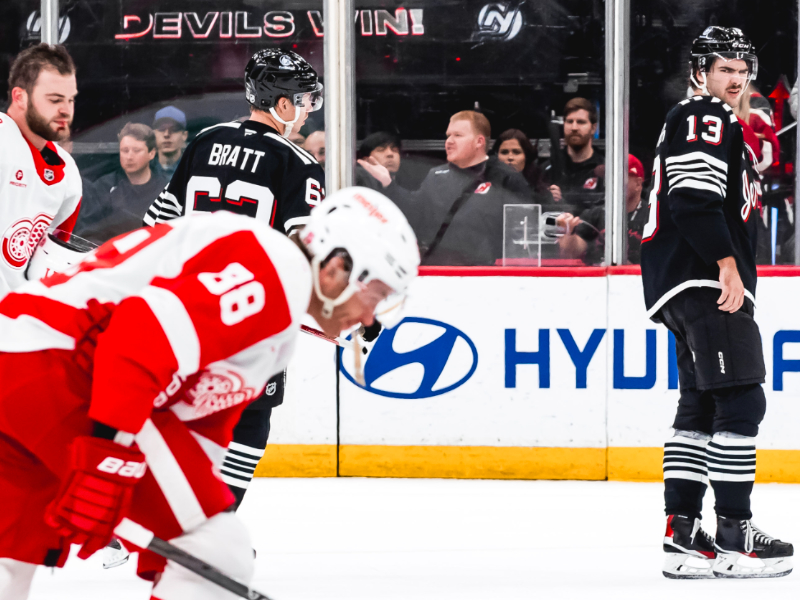 Devils beat Red Wings